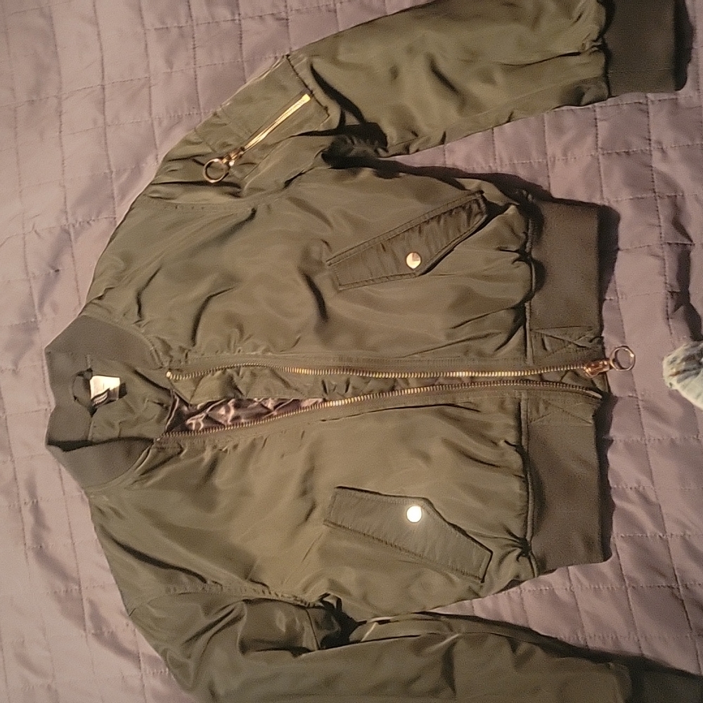 Cute green bomber jacket with gold details